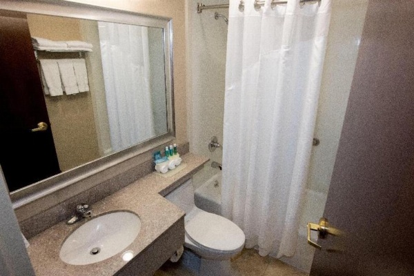 Holiday Inn Express Kennedy Airport image 27